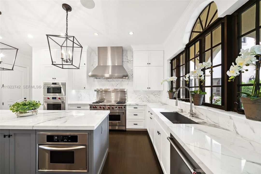 For Sale: $6,495,000 (7 beds, 7 baths, 7046 Square Feet)