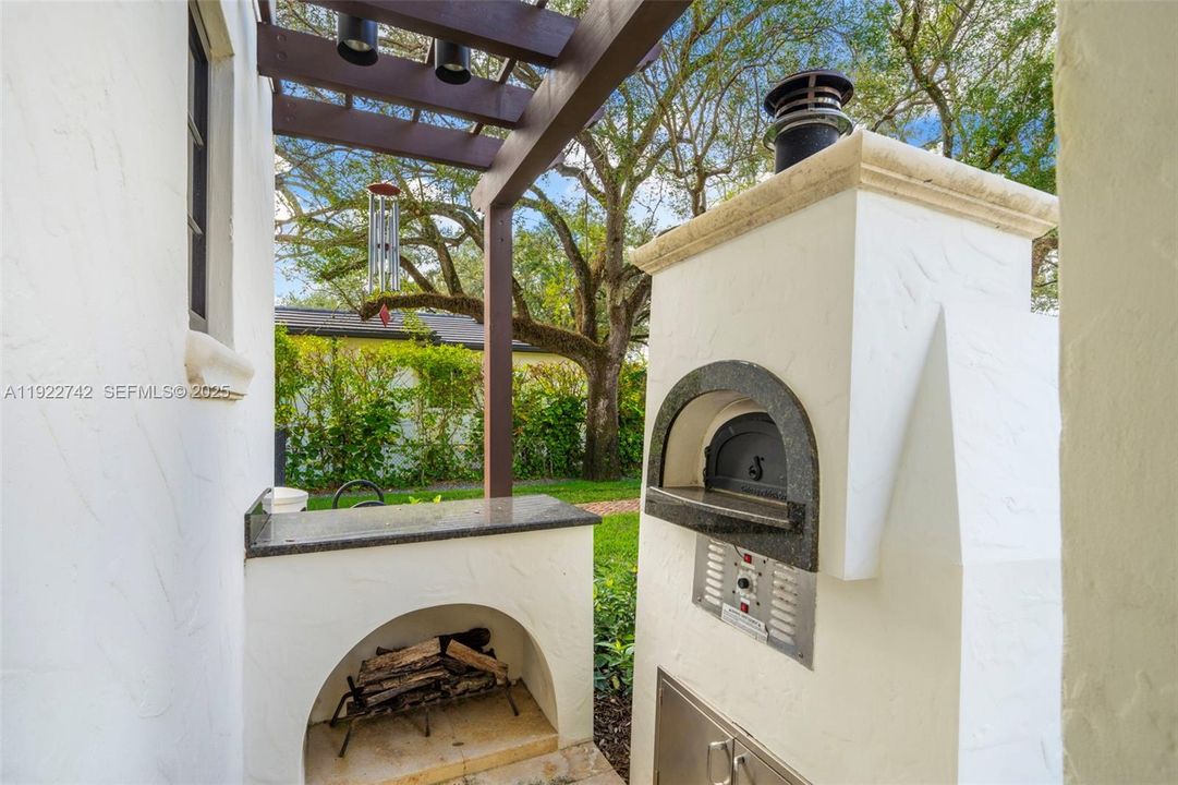 For Sale: $6,495,000 (7 beds, 7 baths, 7046 Square Feet)