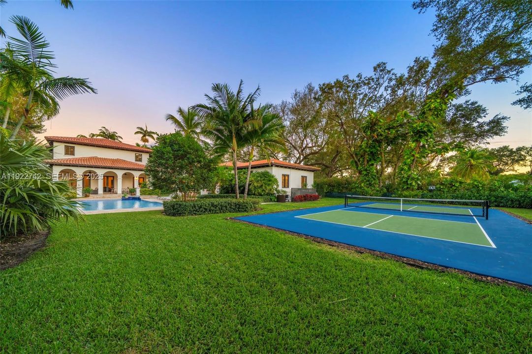 For Sale: $6,495,000 (7 beds, 7 baths, 7046 Square Feet)