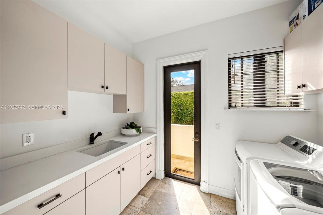 For Sale: $6,495,000 (7 beds, 7 baths, 7046 Square Feet)