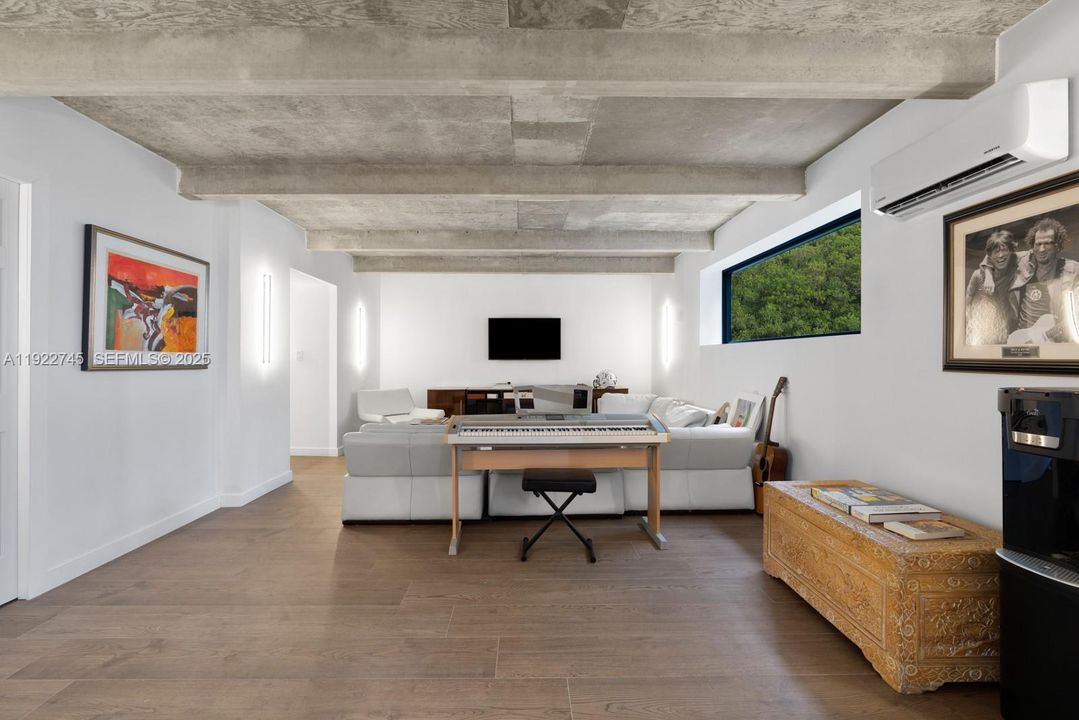 For Sale: $5,990,000 (6 beds, 5 baths, 7300 Square Feet)