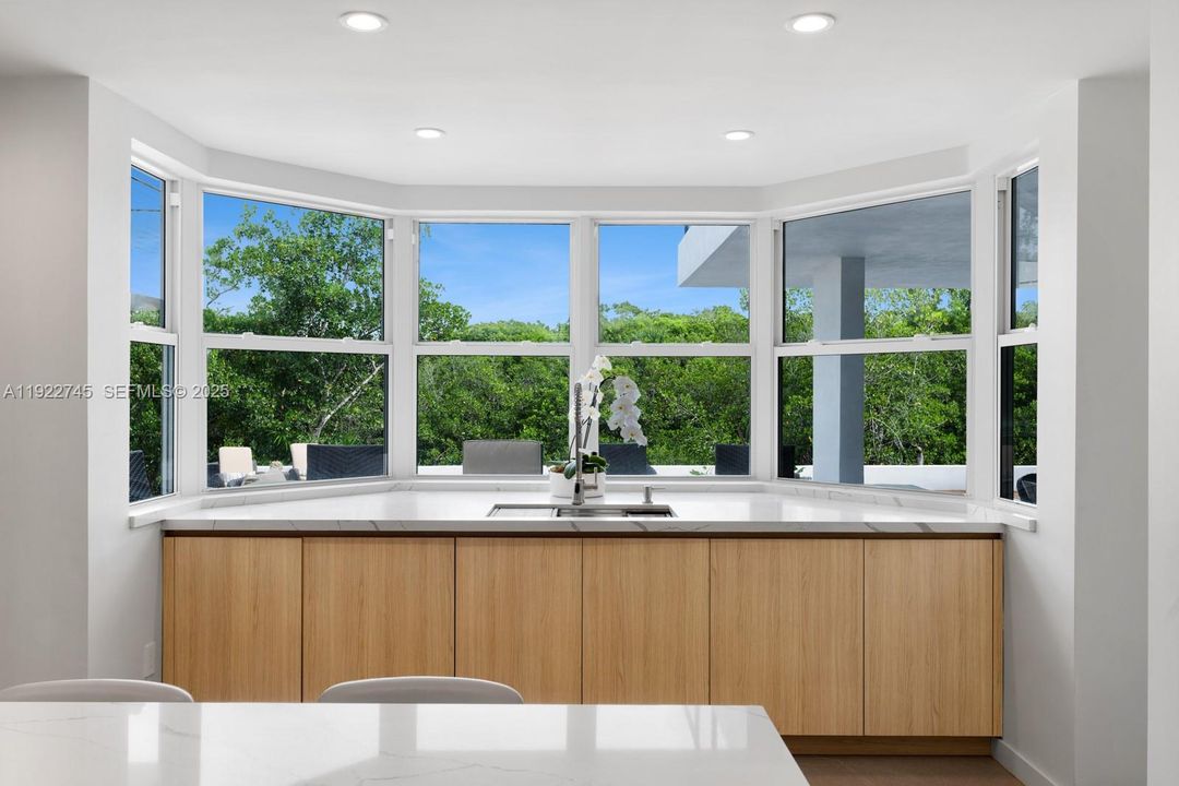 For Sale: $5,990,000 (6 beds, 5 baths, 7300 Square Feet)