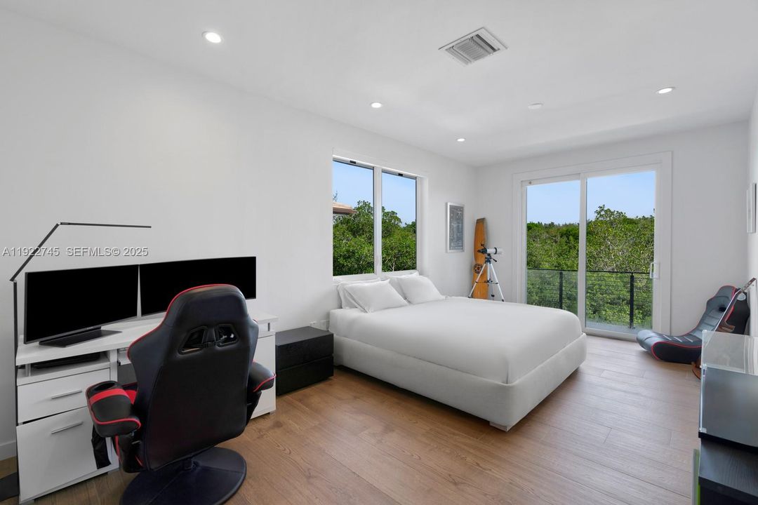 For Sale: $5,990,000 (6 beds, 5 baths, 7300 Square Feet)