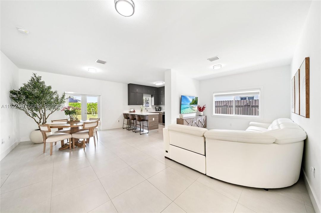 En Venta: $725,000 (5 camas, 3 baños, 1938 Pies cuadrados)