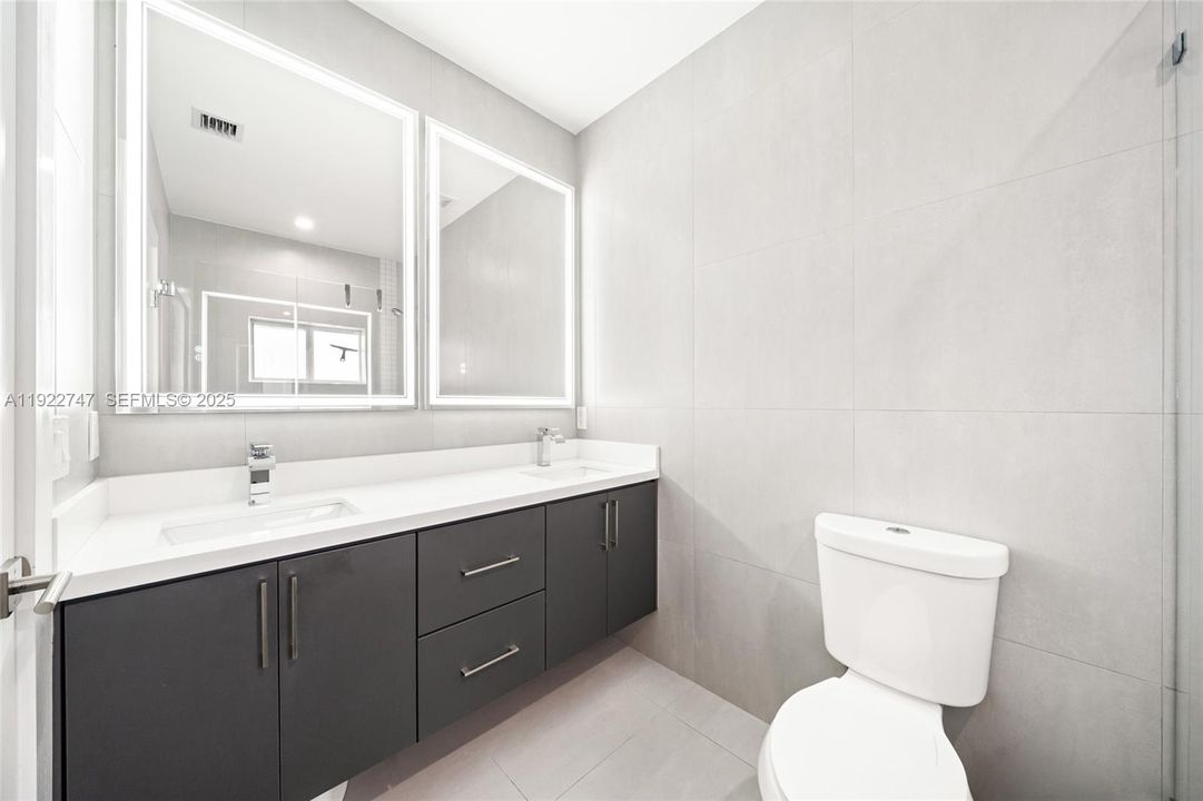 En Venta: $725,000 (5 camas, 3 baños, 1938 Pies cuadrados)