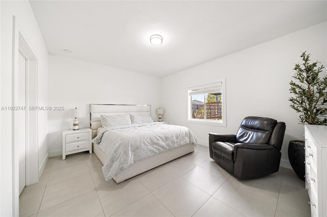 En Venta: $725,000 (5 camas, 3 baños, 1938 Pies cuadrados)