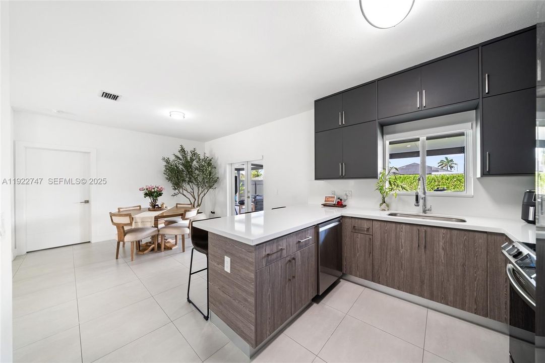 En Venta: $725,000 (5 camas, 3 baños, 1938 Pies cuadrados)