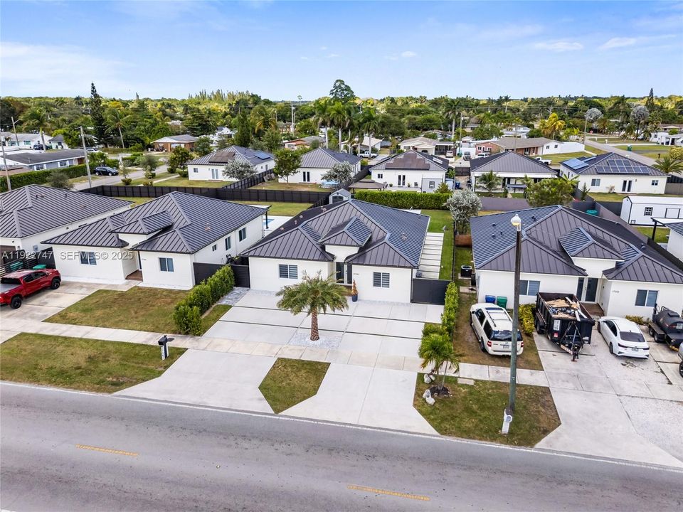 En Venta: $725,000 (5 camas, 3 baños, 1938 Pies cuadrados)