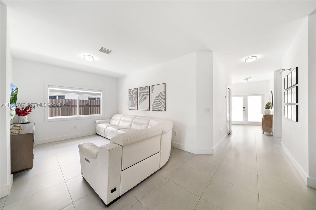 En Venta: $725,000 (5 camas, 3 baños, 1938 Pies cuadrados)