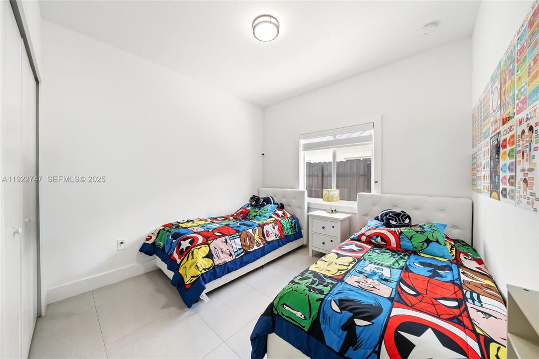 En Venta: $725,000 (5 camas, 3 baños, 1938 Pies cuadrados)