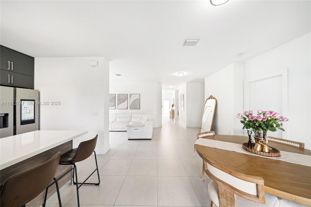 En Venta: $725,000 (5 camas, 3 baños, 1938 Pies cuadrados)