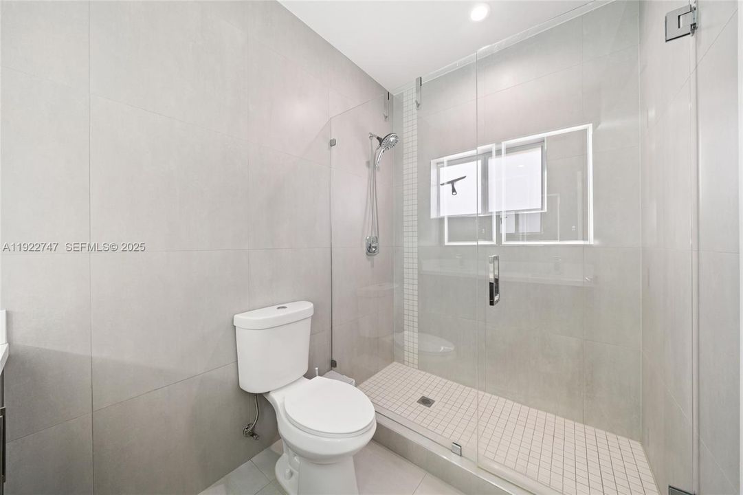 En Venta: $725,000 (5 camas, 3 baños, 1938 Pies cuadrados)