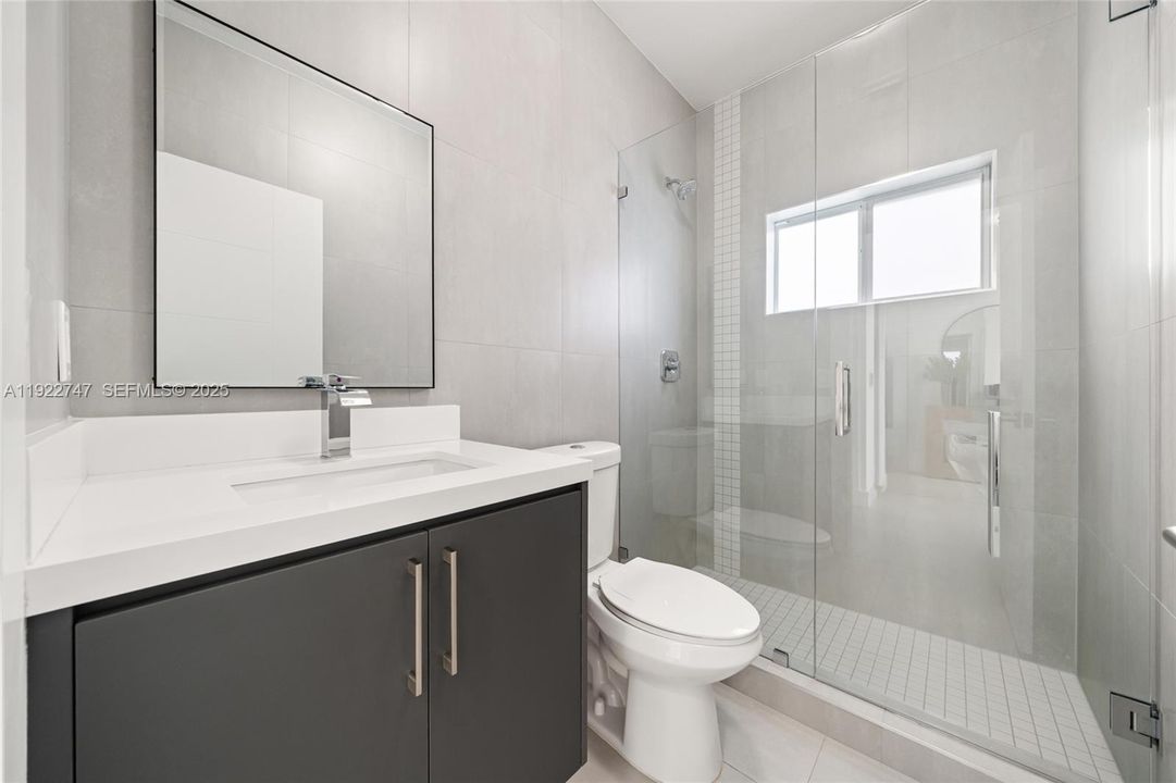 En Venta: $725,000 (5 camas, 3 baños, 1938 Pies cuadrados)