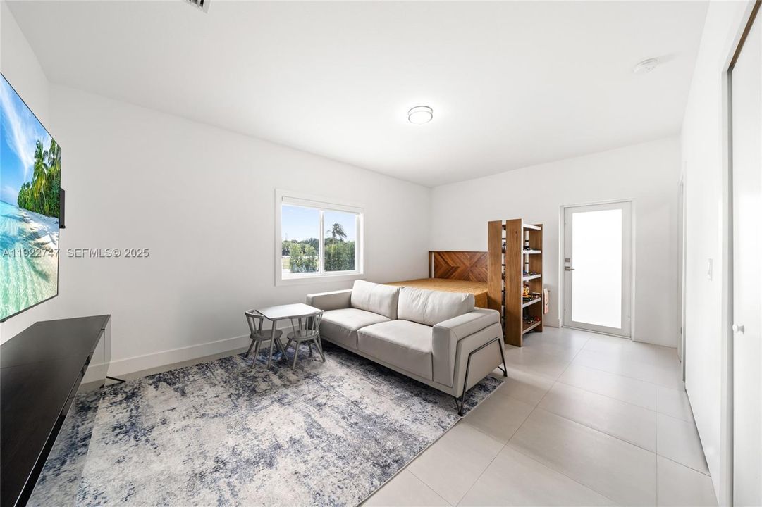 En Venta: $725,000 (5 camas, 3 baños, 1938 Pies cuadrados)