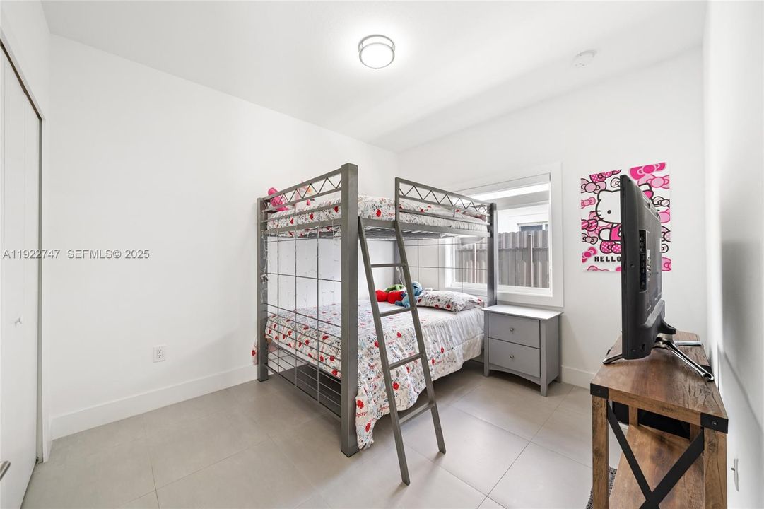 En Venta: $725,000 (5 camas, 3 baños, 1938 Pies cuadrados)