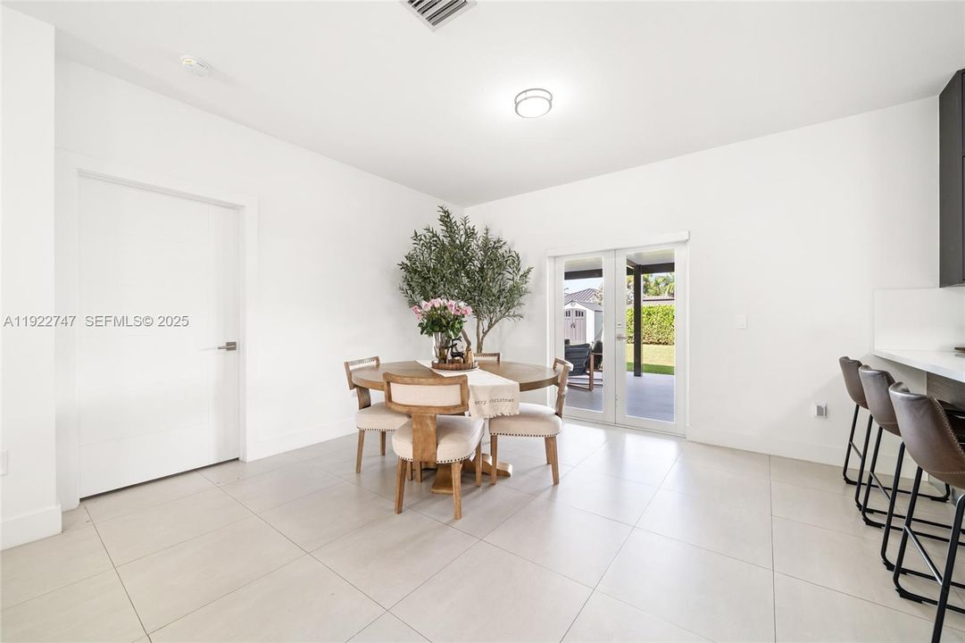 En Venta: $725,000 (5 camas, 3 baños, 1938 Pies cuadrados)