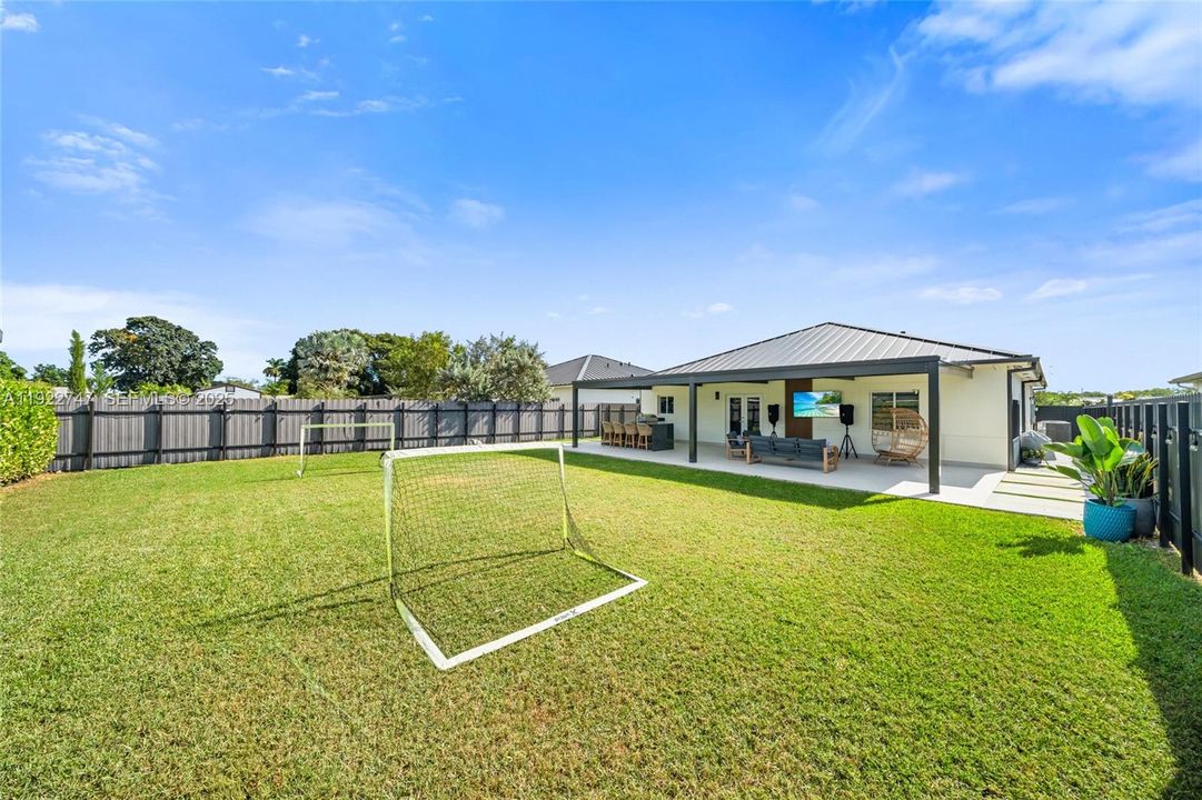 En Venta: $725,000 (5 camas, 3 baños, 1938 Pies cuadrados)