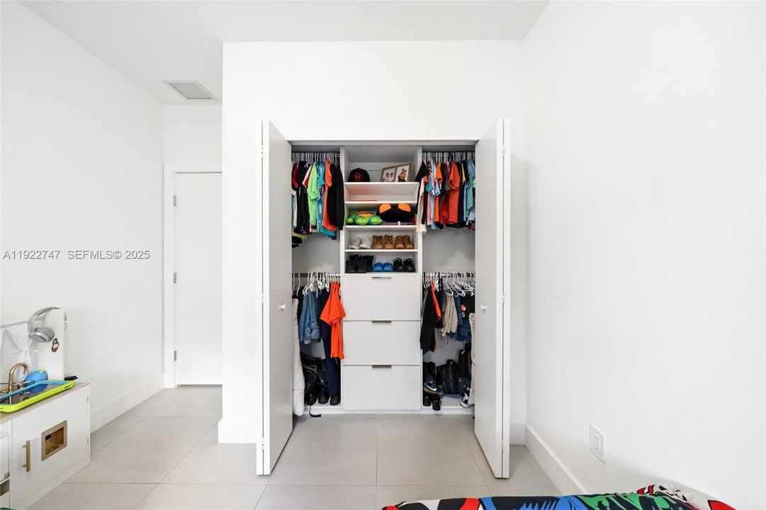 En Venta: $725,000 (5 camas, 3 baños, 1938 Pies cuadrados)