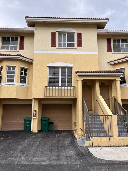 出租: $3,300 (2 贝兹, 2 浴室, 1282 平方英尺)