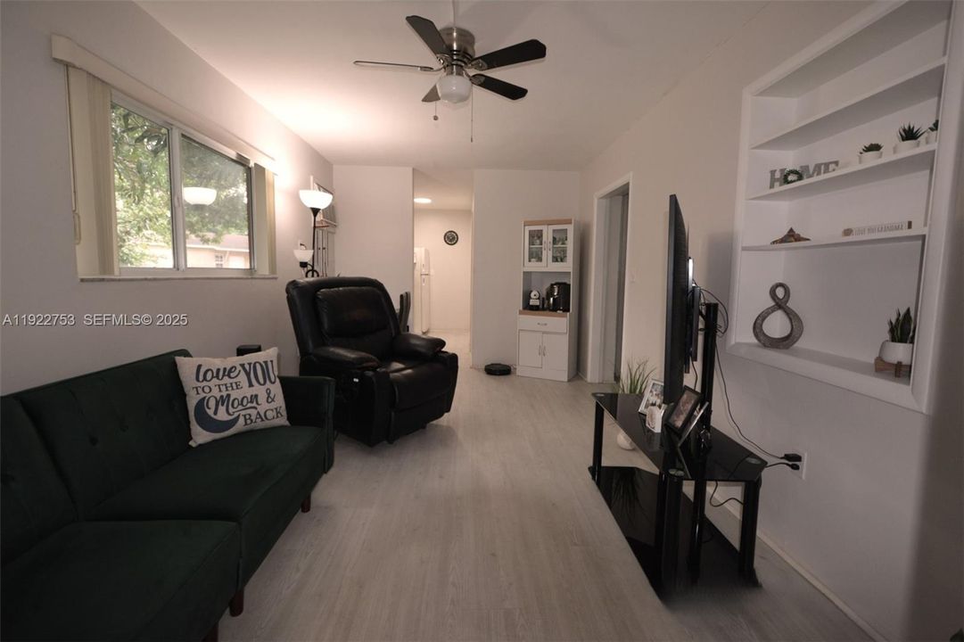 For Sale: $925,000 (5 beds, 3 baths, 2318 Square Feet)