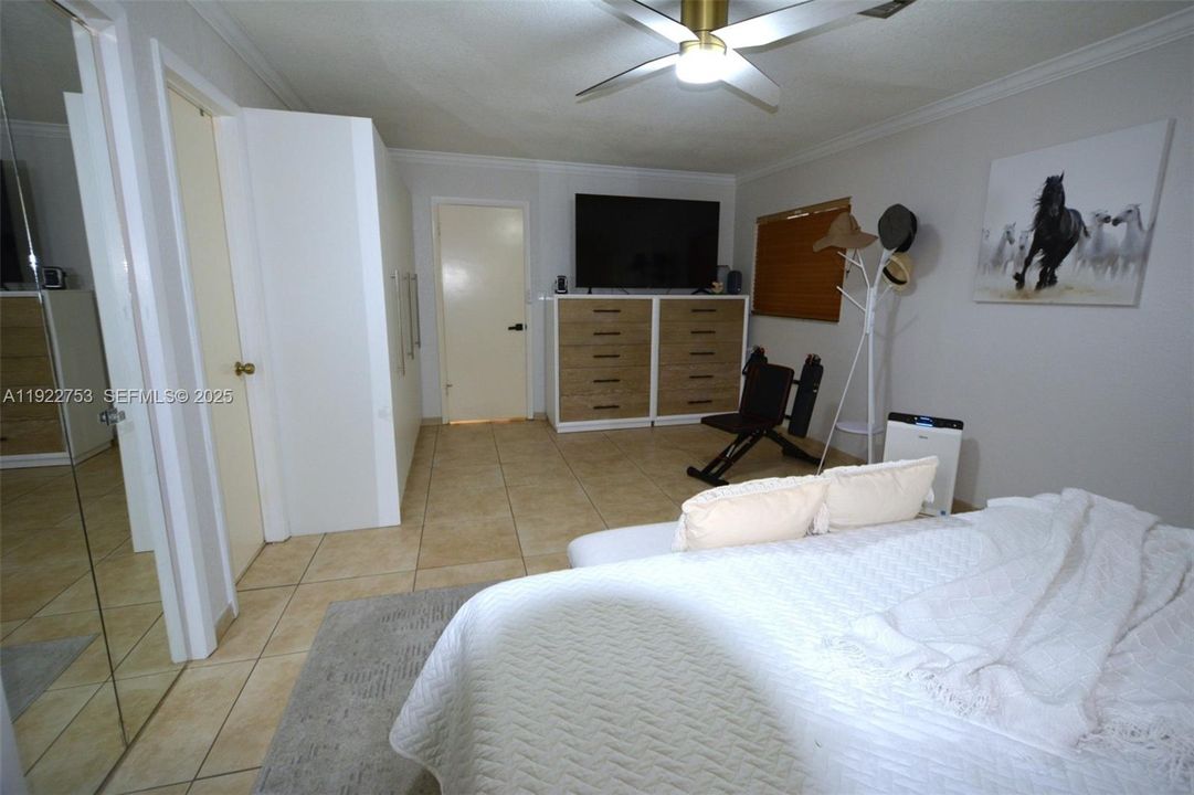 For Sale: $925,000 (5 beds, 3 baths, 2318 Square Feet)