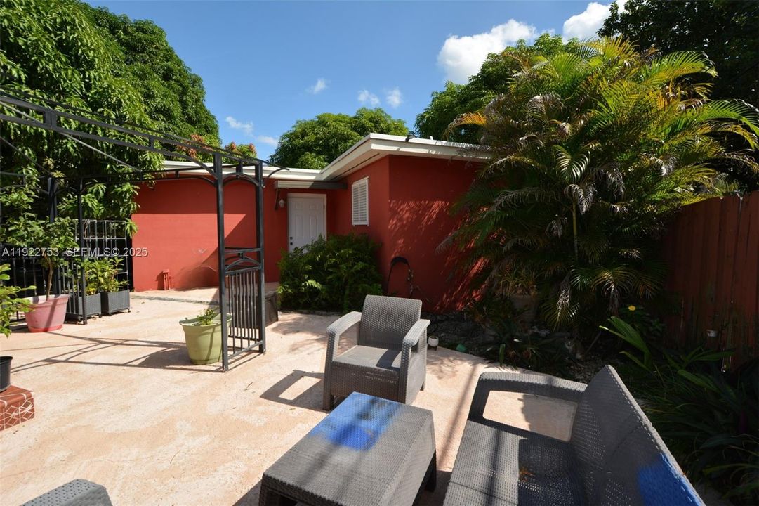 For Sale: $925,000 (5 beds, 3 baths, 2318 Square Feet)