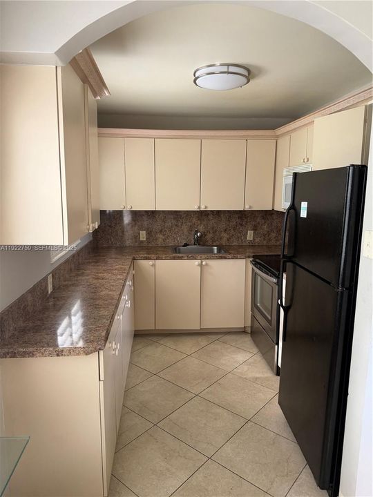 В аренду: $1,700 (2 спален, 1 ванн, 840 Квадратных фут)