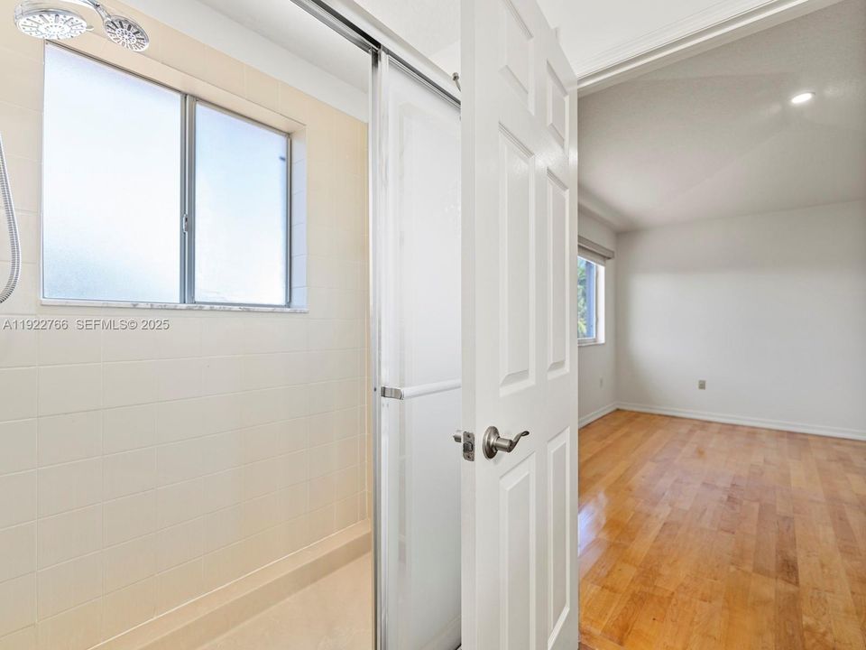 For Rent: $3,200 (3 beds, 2 baths, 1708 Square Feet)