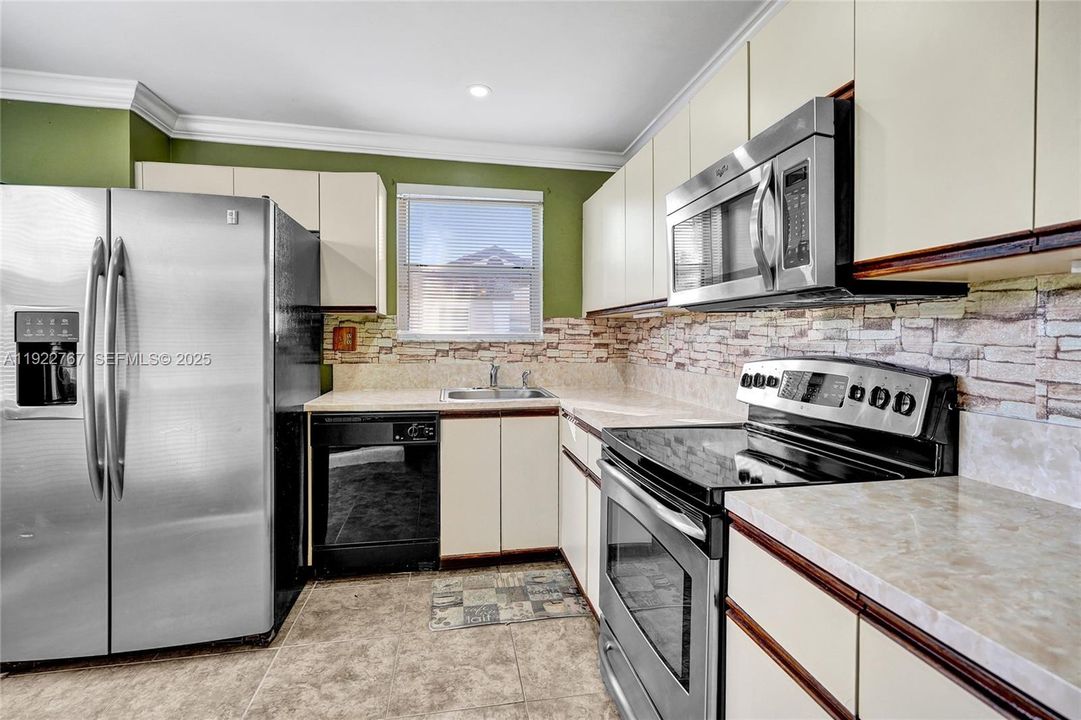 For Rent: $2,500 (2 beds, 2 baths, 1037 Square Feet)