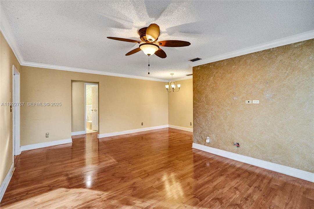 For Rent: $2,500 (2 beds, 2 baths, 1037 Square Feet)