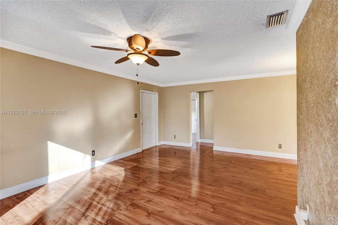 For Rent: $2,500 (2 beds, 2 baths, 1037 Square Feet)