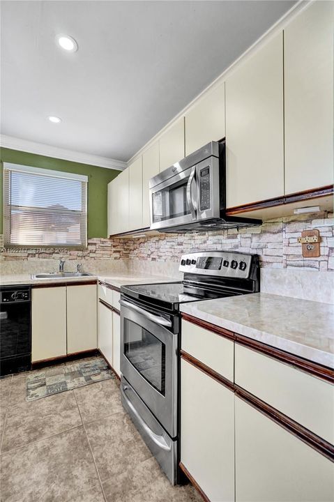 For Rent: $2,500 (2 beds, 2 baths, 1037 Square Feet)