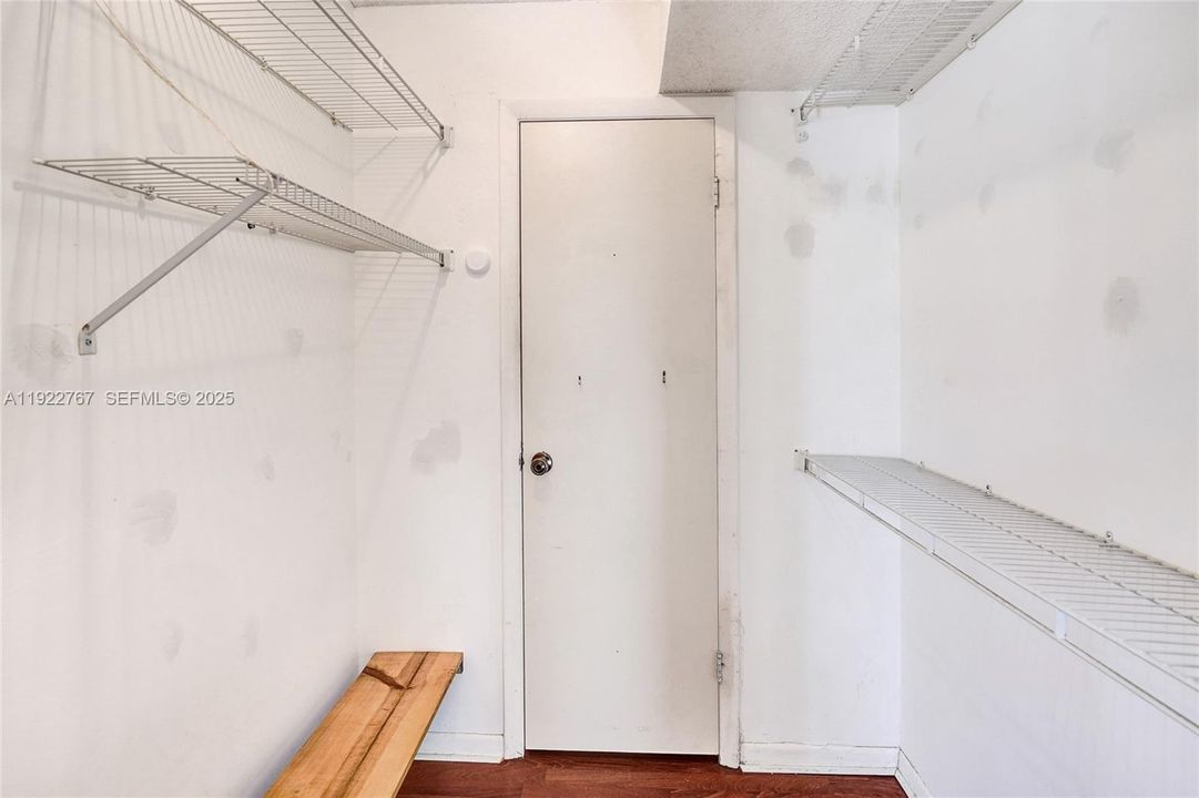 For Rent: $2,500 (2 beds, 2 baths, 1037 Square Feet)