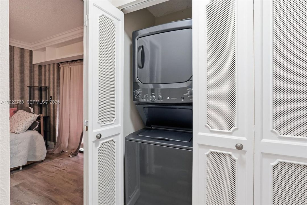 For Sale: $279,000 (2 beds, 2 baths, 1188 Square Feet)