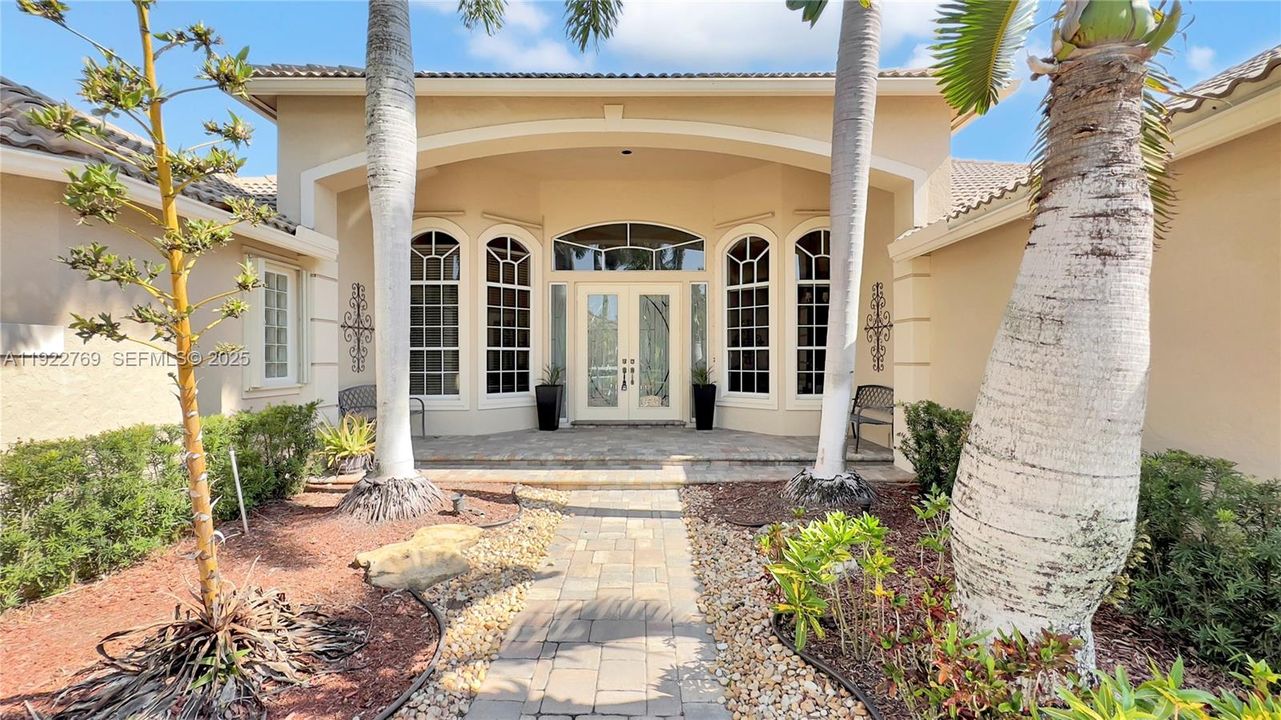 出租: $7,980 (5 贝兹, 3 浴室, 3378 平方英尺)