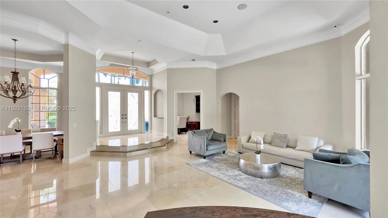 出租: $7,980 (5 贝兹, 3 浴室, 3378 平方英尺)