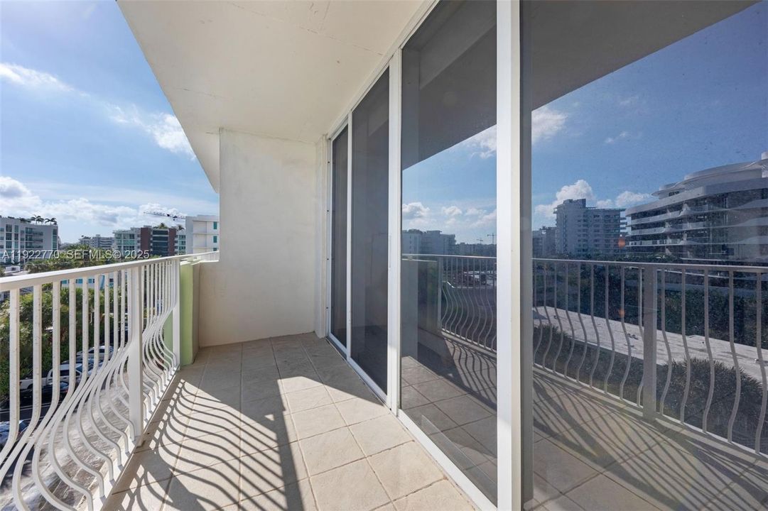 待售: $379,000 (1 贝兹, 1 浴室, 950 平方英尺)