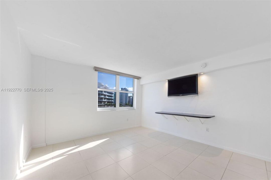 待售: $379,000 (1 贝兹, 1 浴室, 950 平方英尺)