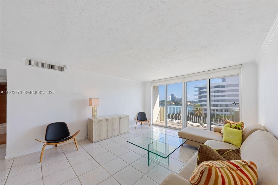 待售: $379,000 (1 贝兹, 1 浴室, 950 平方英尺)