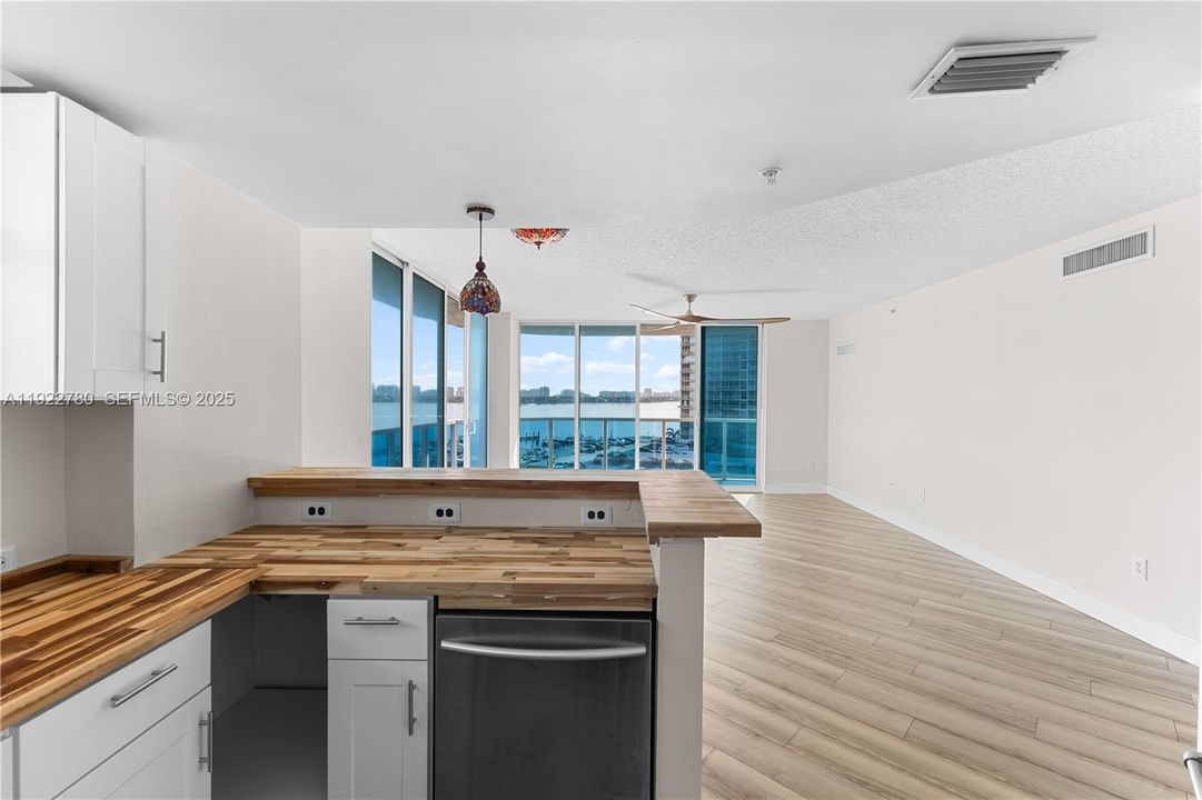 На продажу: $395,000 (2 спален, 2 ванн, 1262 Квадратных фут)