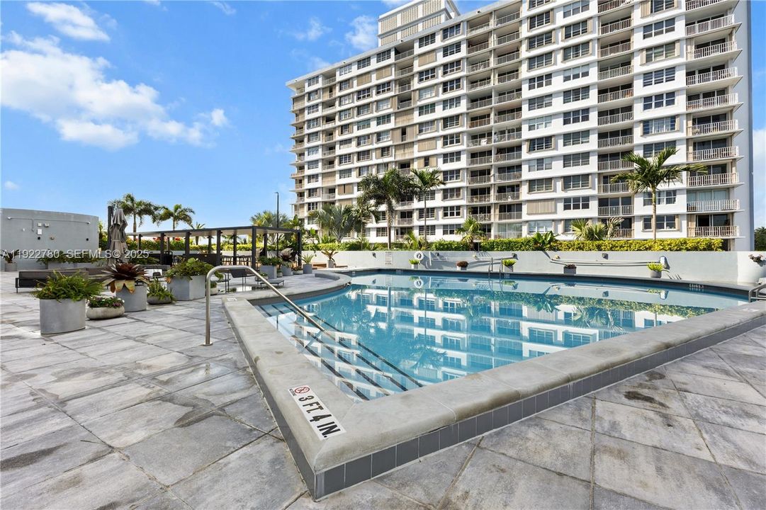 На продажу: $395,000 (2 спален, 2 ванн, 1262 Квадратных фут)