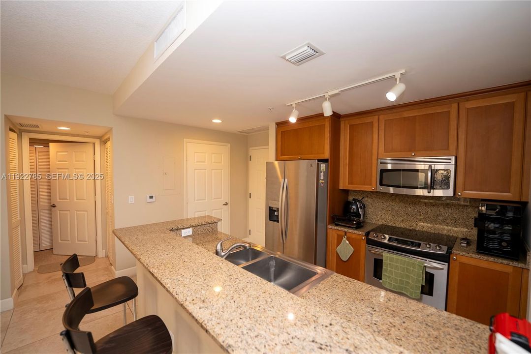 For Sale: $719,000 (2 beds, 2 baths, 1202 Square Feet)