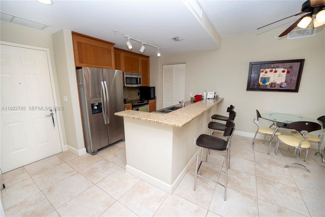 For Sale: $719,000 (2 beds, 2 baths, 1202 Square Feet)