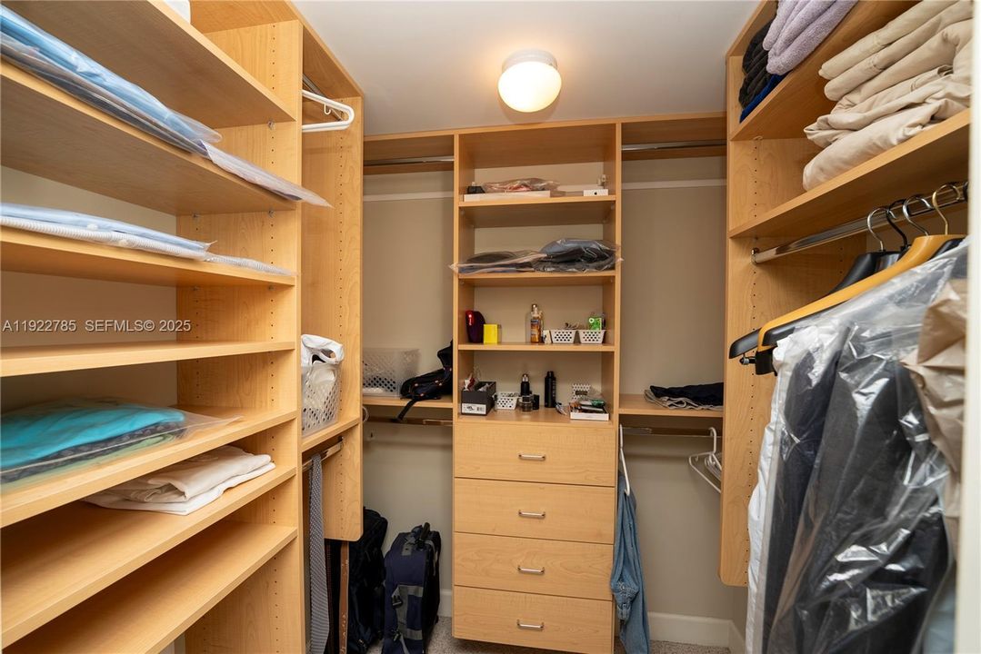 For Sale: $719,000 (2 beds, 2 baths, 1202 Square Feet)