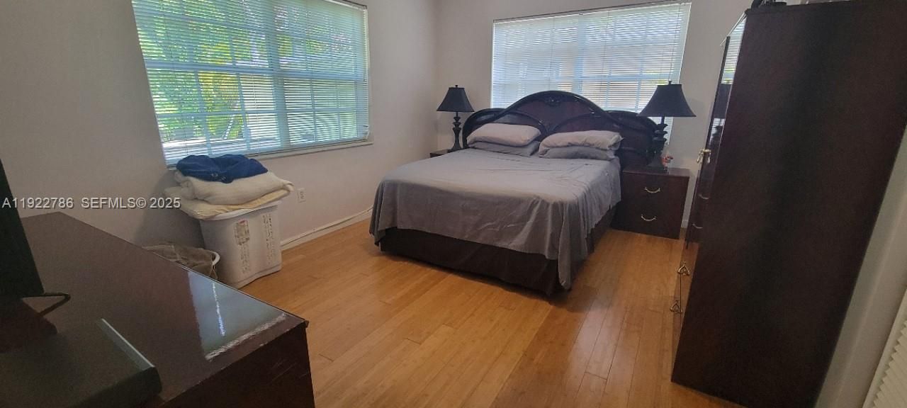 Под контрактом: $1,200,000 (3 спален, 2 ванн, 1682 Квадратных фут)