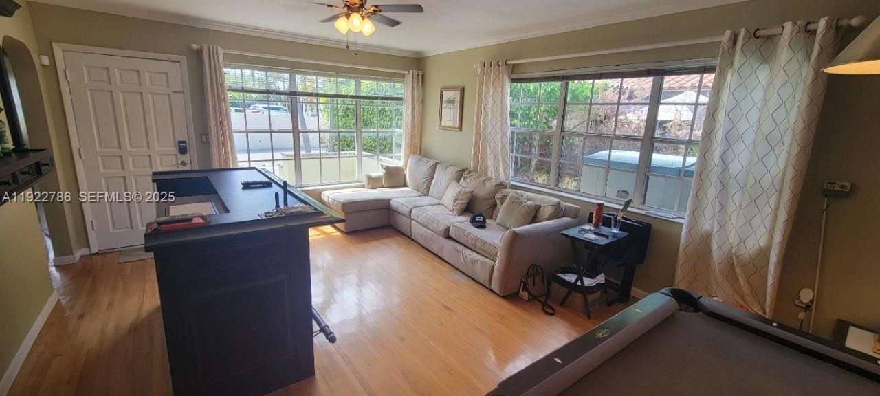 Под контрактом: $1,200,000 (3 спален, 2 ванн, 1682 Квадратных фут)