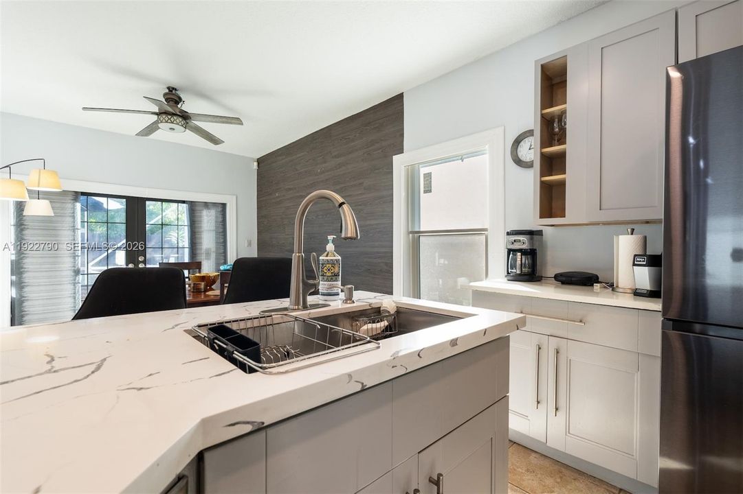 待售: $599,000 (4 贝兹, 2 浴室, 1526 平方英尺)