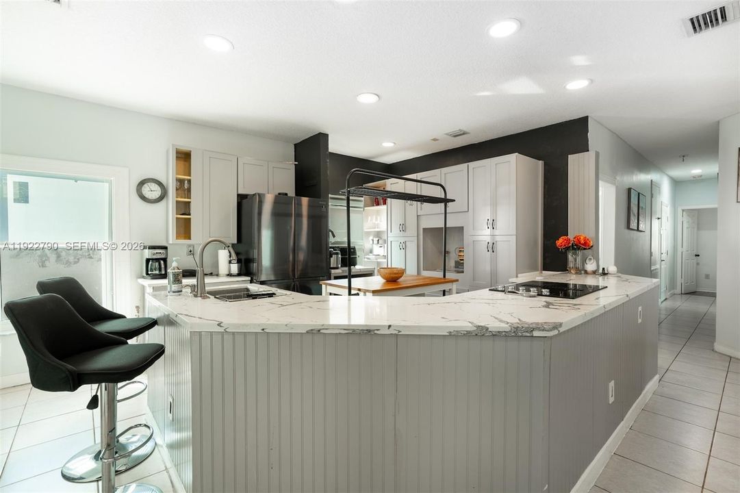 待售: $599,000 (4 贝兹, 2 浴室, 1526 平方英尺)