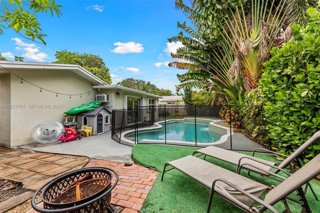 待售: $570,000 (3 贝兹, 2 浴室, 1564 平方英尺)