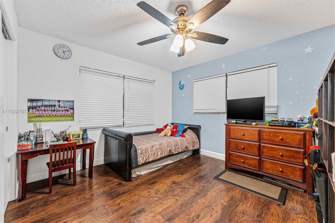 待售: $570,000 (3 贝兹, 2 浴室, 1564 平方英尺)